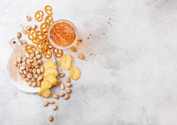 Copo Cerveja Artesanal Lager Com Lanche Fundo Mesa Cozinha Pedra — Fotografia de Stock