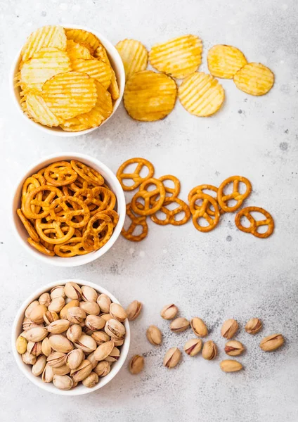 Pretzel Patatas Fritas Pistacho Tazón Cerámica Blanca Sobre Fondo Cocina — Foto de Stock