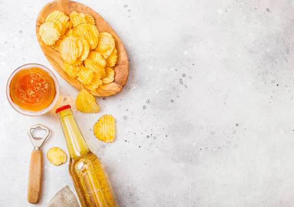 Copa Botella Cerveza Artesanal Lager Con Patatas Fritas Snack Abridor — Foto de Stock