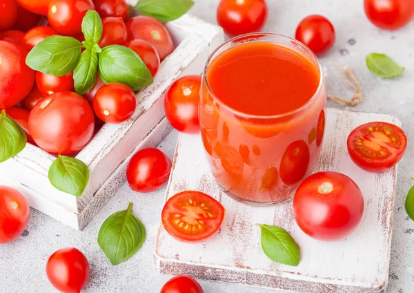 Glas Färsk Ekologisk Tomatjuice Med Färska Råa Tomater Basilika Och — Stockfoto