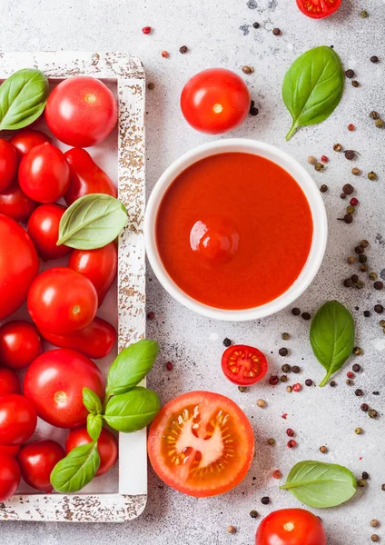 Glas Färsk Ekologisk Tomat Pasta Med Färska Råa Tomater Basilika — Stockfoto