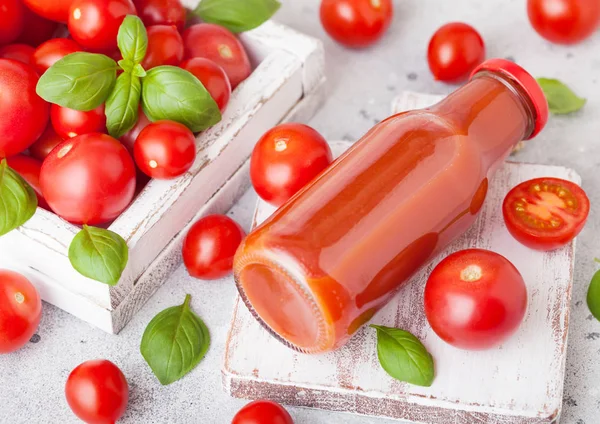 瓶新鲜的有机番茄汁与新鲜的原始西红柿在盒子上的厨房背景 — 图库照片