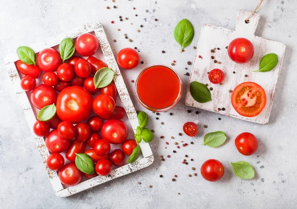 Copo Suco Tomate Orgânico Fresco Com Manjericão Tomates Crus Frescos — Fotografia de Stock