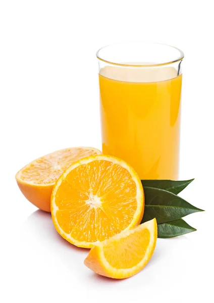 一杯有机新鲜橙汁与生橙在白色背景 — 图库照片