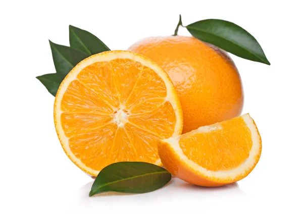 Čerstvé Bio Raw Pomeranče Oloupané Půlky Listy Bílém Pozadí — Stock fotografie