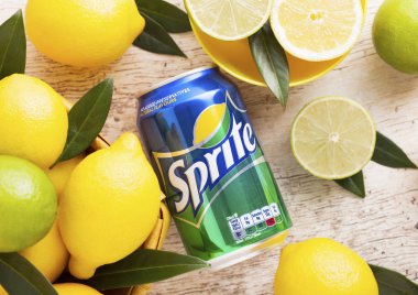 Londra, İngiltere - 15 Ocak 2019: Sprite içki limon ve limes ahşap zemin üzerine alüminyum olabilir. Sprite limon benzeri aromalı içecek Coca Cola Company tarafından üretilen olduğunu.