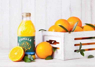 Londra, İngiltere - 15 Ocak 2019: Taze Copella turuncu beyaz ahşap kutusunda taze çiğ portakal suyuyla plastik şişe.