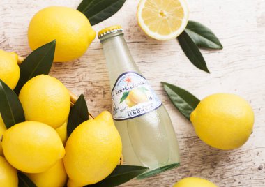 Londra, İngiltere - 15 Ocak 2019: Cam San Pellegrino köpüklü şişe limon soda İçecek taze limon ile ahşap arka plan üzerinde.