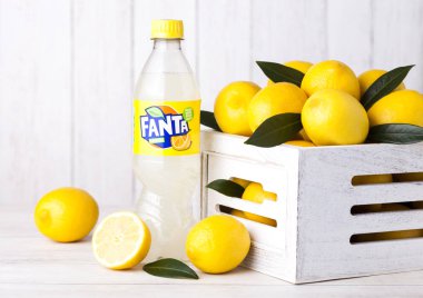 Londra, İngiltere - 15 Ocak 2019: Fanta Lemon alkolsüz içecek beyaz kutu içinde taze limon ile plastik şişe. Popüler meyve aromalı gazlı alkolsüz içecek Fanta olduğunu.