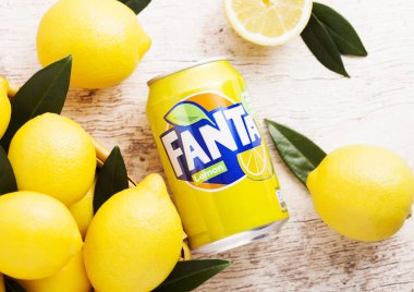Londra, İngiltere - 15 Ocak 2019: Alüminyum Fanta Lemon meşrubat ahşap backgroundt üzerinde taze limon ile olabilir. Popüler meyve aromalı gazlı alkolsüz içecek Fanta olduğunu.