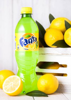 Londra, İngiltere - 15 Ocak 2019: Fanta Lemon alkolsüz içecek beyaz kutu içinde taze limon ile plastik şişe. Popüler meyve aromalı gazlı alkolsüz içecek Fanta olduğunu.