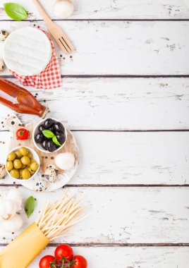 Ev yapımı makarna makarna ile bıldırcın yumurtası ile şişe domates sos ve peynir ahşap arka plan üzerinde. Klasik İtalyan köyü gıda. Sarımsak, petrol, siyah ve yeşil zeytin