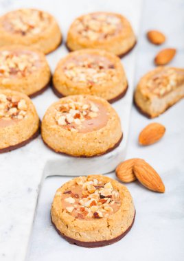 Badem fındık ve fıstık ezmesi mutfak masa arka plan üzerinde mermer Yönetim Kurulu ile ev yapımı Bisküvi Kurabiye.