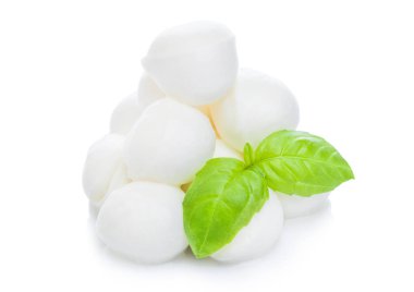Beyaz arka plan yansıması ile taze Mozzarella peyniri ve fesleğen yaprağı