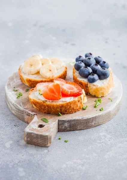 Mini Sanduíches Frescos Saudáveis Com Creme Queijo Frutas Bagas Tábua — Fotografia de Stock