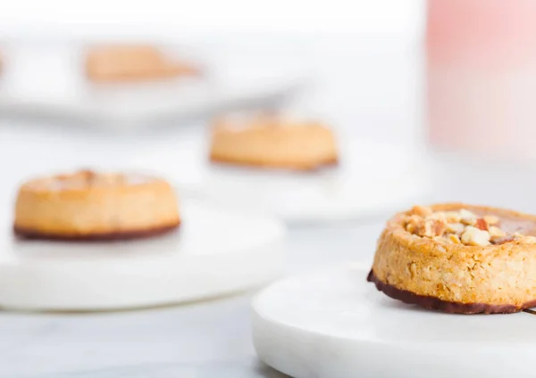 Galletas Caseras Galletas Con Almendras Mantequilla Maní Posavasos Mármol Sobre — Foto de Stock