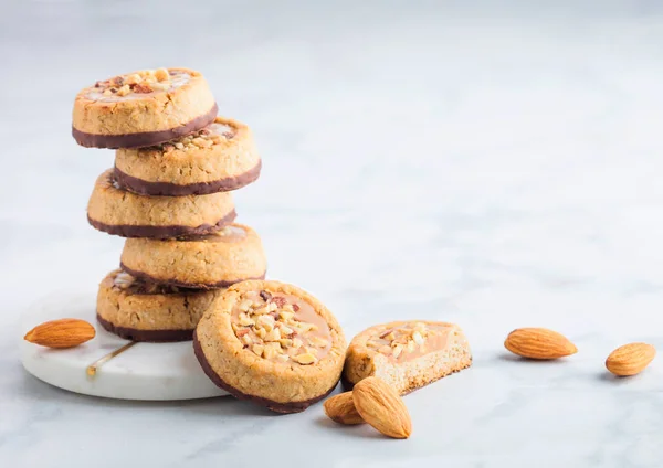 Hausgemachte Kekskekse Mit Mandelnüssen Und Erdnussbutter Auf Marmoruntersetzern Auf Küchentischhintergrund — Stockfoto