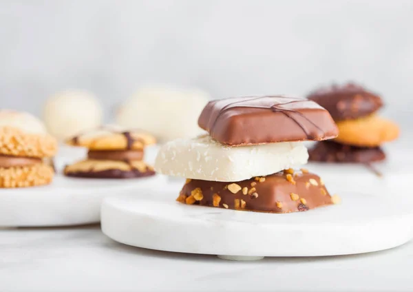 Selección Galletas Chocolate Belgas Lujo Posavasos Mármol Fondo Mesa Cocina — Foto de Stock