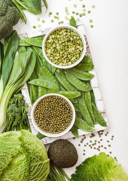 Zielony Różne Stonowanych Surowych Warzyw Organicznych Białym Tle Awokado Kapusta — Zdjęcie stockowe