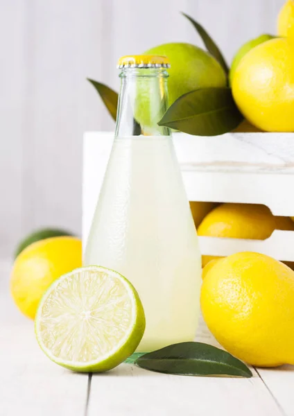 Skleněná Láhev Organických Čerstvé Citronové Limetkové Šťávy Raw Citrony Limetky — Stock fotografie