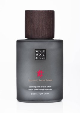 Londra, İngiltere - 15 Ocak 2019: Cam kaba ritüeller samuray tıraş onarım losyon beyaz.