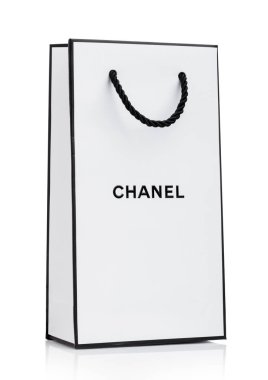 Londra, İngiltere - 15 Ocak 2019: Kağıt Chanel alışveriş çantası, beyaz çizgili siyah ve beyaz harfler 