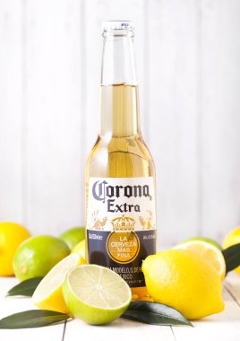 Londra, İngiltere - 06 Şubat 2019: Şişe, Corona ilave bira taze limon ve limes ahşap zemin üzerine. Corona, Grupo Modelo tarafından üretilen.