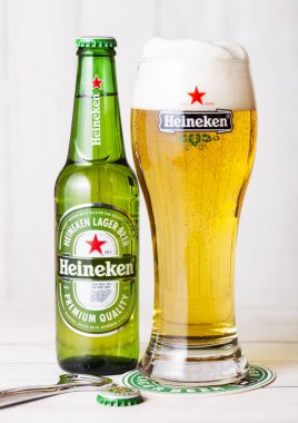 Londra, İngiltere - 06 Şubat 2019: Şişe Heineken bira bira özgün cam ahşap zemin üzerine. Heineken Heineken Internationa, amiral gemisi ürünü