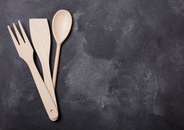 Vintage mutfak ahşap eşyaları siyah taş üzerinde arka plan masa. Üstten görünüm. Metin için yer.