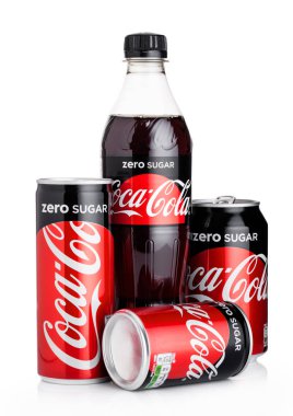 Londra, İngiltere - 06 Şubat 2019: Şişe diyet Coca-Cola Zero beyaz arka plan üzerinde. Coca-Cola dünyanın en popüler soda ürünlerinden biridir.