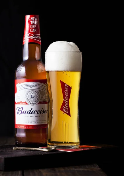 Londres Reino Unido Febrero 2019 Botella Vidrio Cerveza Budweiser Sobre — Foto de Stock