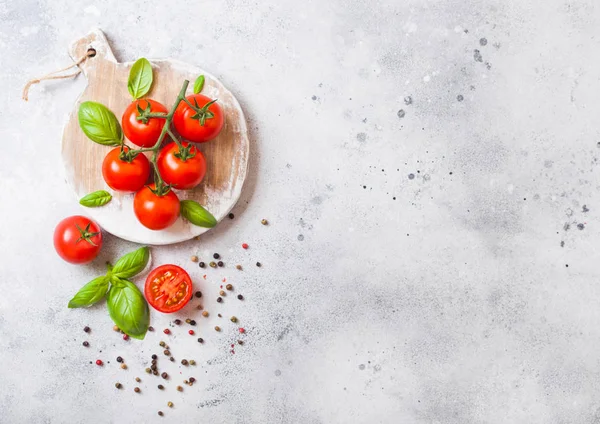 Tomates Cereja Orgânicos Videira Com Manjericão Pimenta Tábua Cortar Fundo — Fotografia de Stock