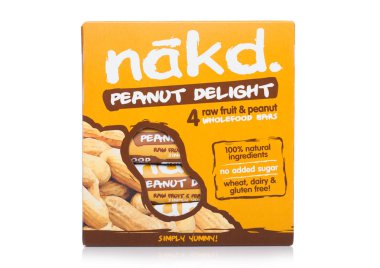 Londra, İngiltere - 01 Mart 2019: Pack Nakd ham meyve ve fındık fıstık beyaz arka plan üzerinde sağIıklı çubuklarıyla.