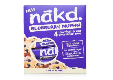 Londra, İngiltere - 01 Mart 2019: Pack Nakd ham meyve ve fındık sağIıklı çubuklarıyla Blueberry Muffin beyaz arka plan üzerinde.