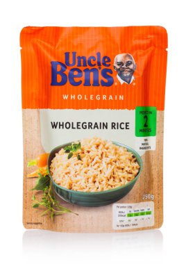 Londra, İngiltere - 01 Mart 2019: Ben Amca'nın mikrodalga özel kepekli pirinç paket beyaz arka plan üzerinde.