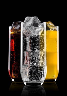 Gözlük cola ve portakallı soda içecek ve limonata