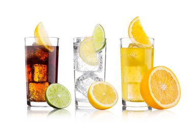 Gözlük cola ve portakallı soda içecek ve limonata