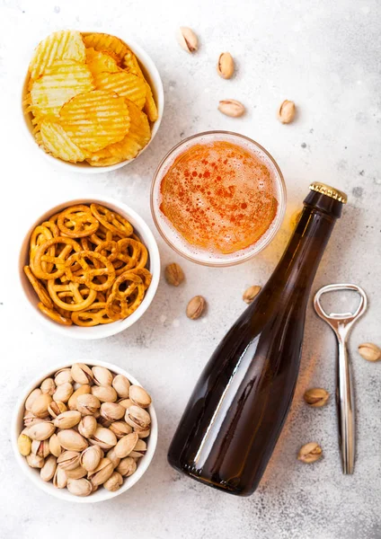 Glas und Flasche Craft-Pils mit Snack und Dosenöffner — Stockfoto