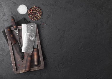 Vintage et bıçak ve çatal ve balta eski ahşap kutusunda siyah arka plan masa. Kasap kaplar. Metin için yer