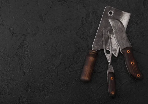 Vintage maso nůž a vidličku a sekeru na pozadí černého stolu. Řezník nádobí. Prostor pro text — Stock fotografie