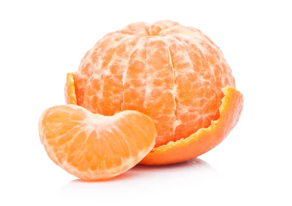 Čerstvé bio loupané mandarinky ovoce s poloviny — Stock fotografie