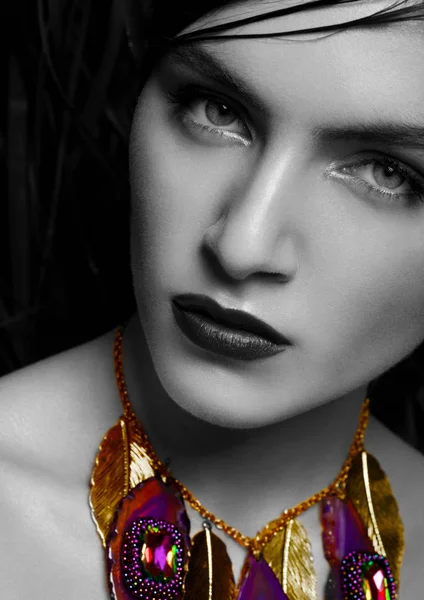 Mulher bonita usando jóias de luxo exóticas — Fotografia de Stock