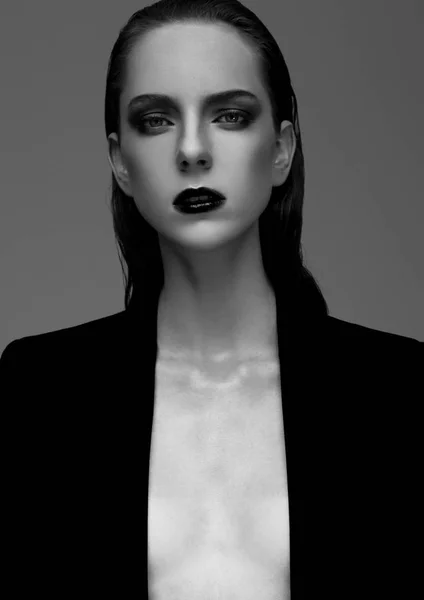 Модель моды с мокрыми волосами в черном пальто — стоковое фото