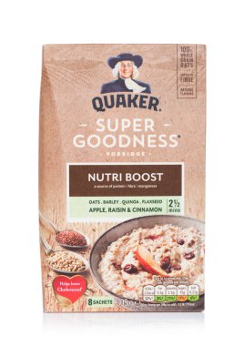 Londra, İngiltere - 05 Mart 2019: Kutusunu Quaker yulaf lapası Super iyilik Nutri Boost apple ve beyaz zemin üzerine tarçın ile.