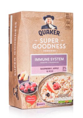 Londra, İngiltere - 05 Mart 2019: Kutusunu Quaker yulaf lapası Super iyilik bağışıklık sistemi apple ve beyaz arka plan üzerinde ahududu ile.