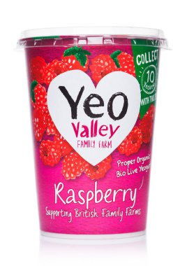 Londra, İngiltere - 05 Mart 2019: Yeo Vadisi aile çiftliği uygun organik biyo Live yoğurt ile Ahududu beyaz.