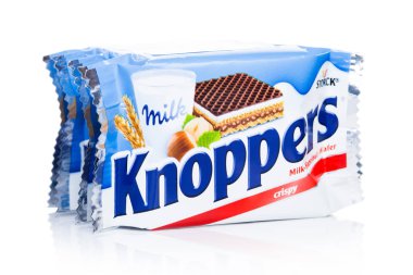 Londra, Birleşik Krallık-11 Mart 2019: süt kremi doldurma ve fındık beyaz üzerine yayılmış knoppers gofret çok paketi