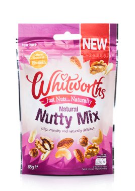 Londra, İngiltere - 11 Mart 2019: Beyaz arka planda Whitworth Just Nuts Naturally Nutty Mix Paketi. 