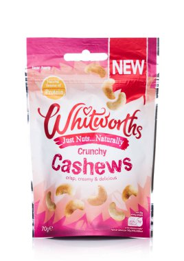Londra, Ingiltere-11 Mart 2019: Whitworth sadece Nuts paketi beyaz arka planda doğal cashews. 