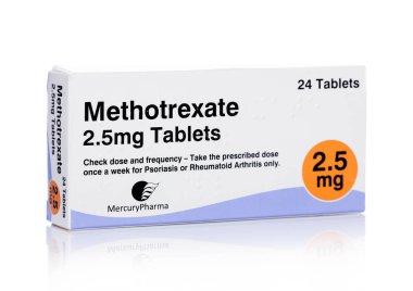 Londra, Ingiltere-11 Mart 2019: Metotrexate tabletlerin beyaz arka planda paketi.